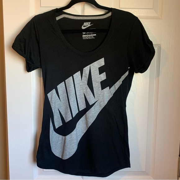 Nike Scoop Neck Loose Fit Tee, size S - Picture 6 of 6